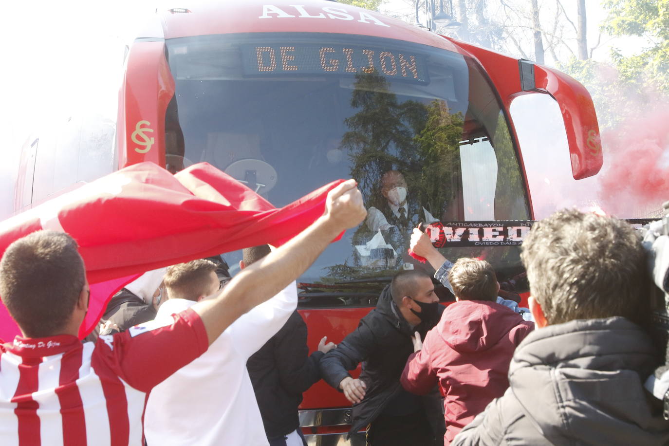 Fotos: El ambiente vivido en el entorno de El Molinón