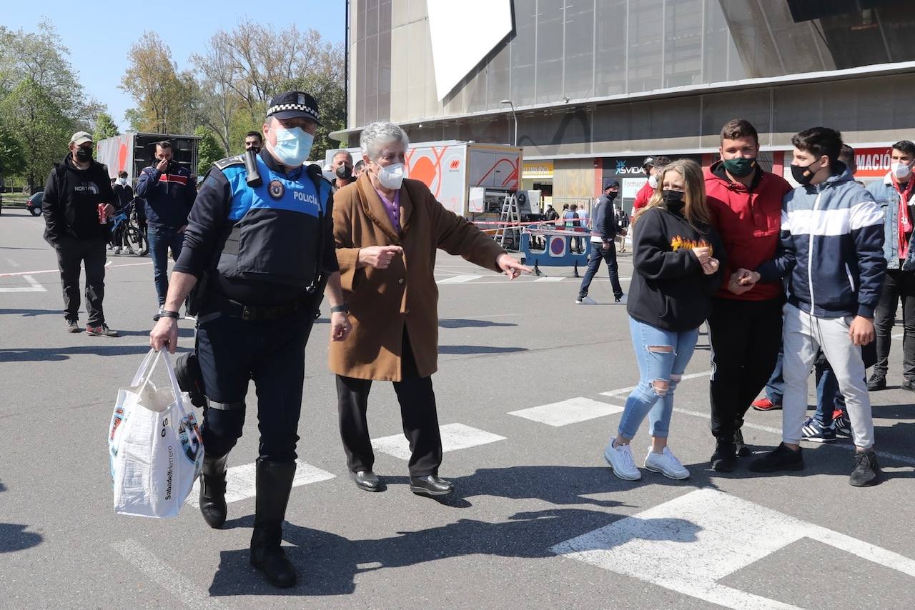 Fotos: El ambiente vivido en el entorno de El Molinón