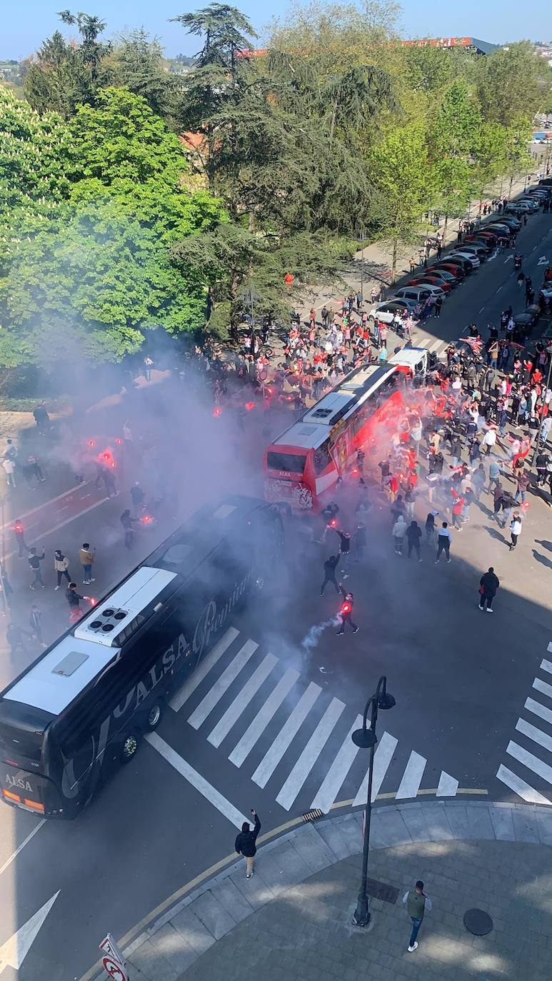 Fotos: El ambiente vivido en el entorno de El Molinón