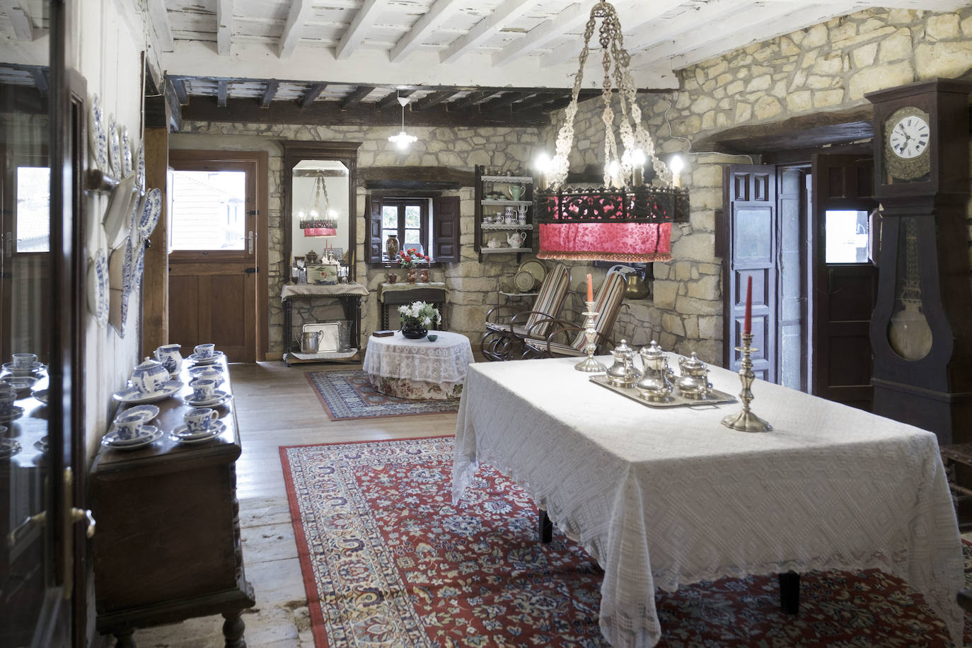 En el Valle Oscuru. Esta casona de indianos, de estilo tradicional asturiano, se encuentra enclavada en el concejo de Llanes y es desde hace un siglo residencia de la familia política de Violeta. 