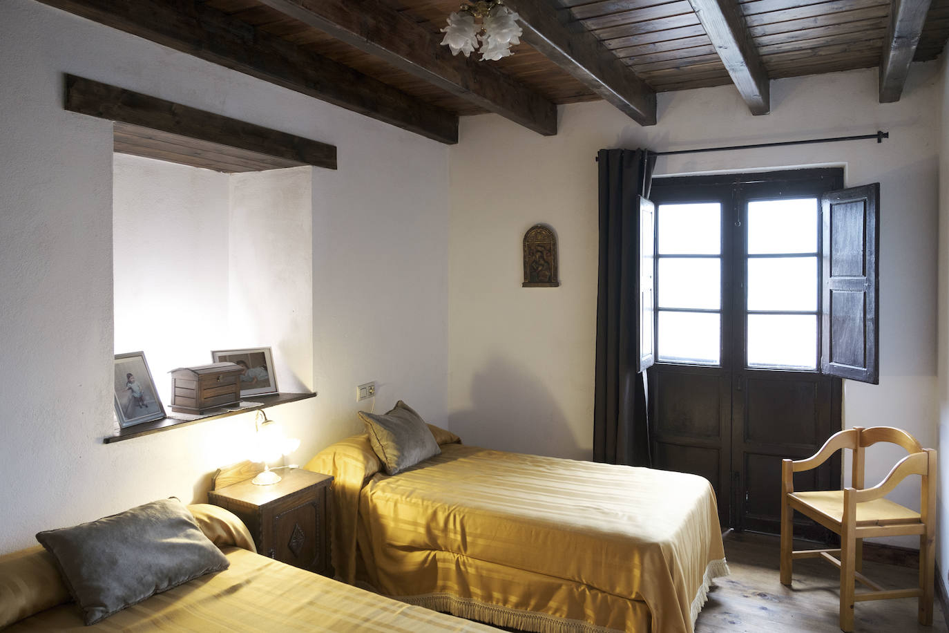 En el Valle Oscuru. Esta casona de indianos, de estilo tradicional asturiano, se encuentra enclavada en el concejo de Llanes y es desde hace un siglo residencia de la familia política de Violeta. 