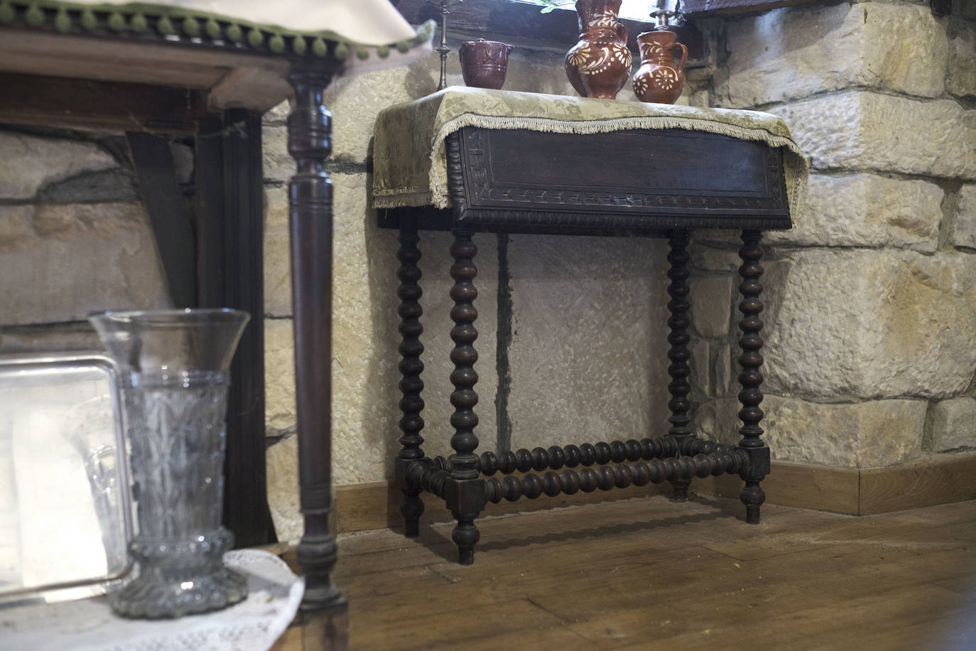 En el Valle Oscuru. Esta casona de indianos, de estilo tradicional asturiano, se encuentra enclavada en el concejo de Llanes y es desde hace un siglo residencia de la familia política de Violeta. 