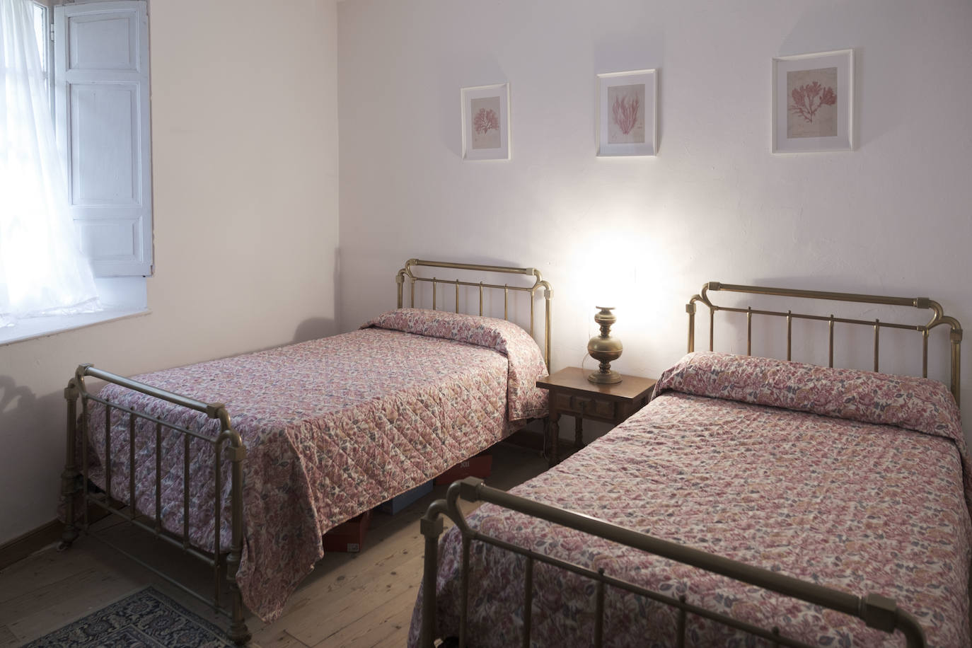 En el Valle Oscuru. Esta casona de indianos, de estilo tradicional asturiano, se encuentra enclavada en el concejo de Llanes y es desde hace un siglo residencia de la familia política de Violeta. 