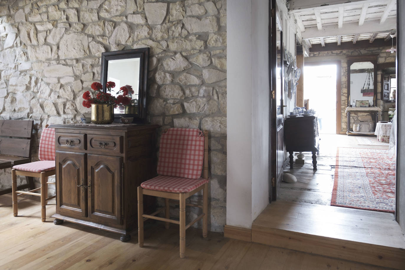 En el Valle Oscuru. Esta casona de indianos, de estilo tradicional asturiano, se encuentra enclavada en el concejo de Llanes y es desde hace un siglo residencia de la familia política de Violeta. 