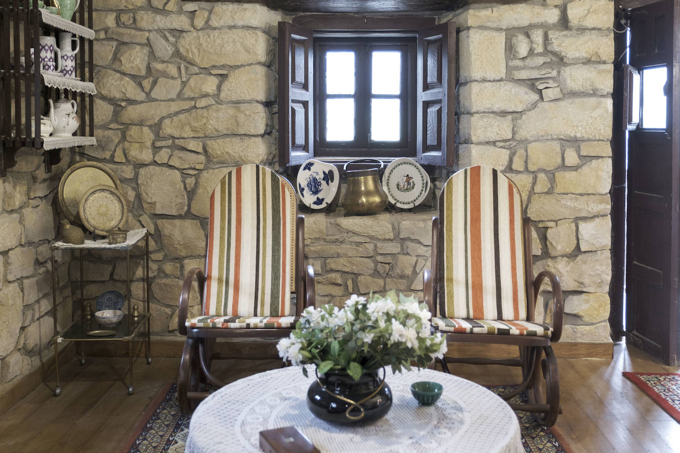 En el Valle Oscuru. Esta casona de indianos, de estilo tradicional asturiano, se encuentra enclavada en el concejo de Llanes y es desde hace un siglo residencia de la familia política de Violeta. 