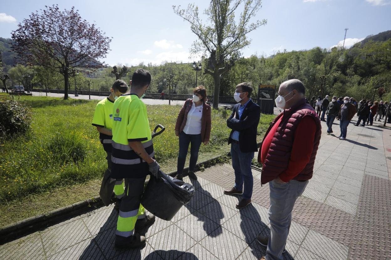 Dos de los participantes del programa Joven Ocúpate explican su trabajo a las autoridades. 