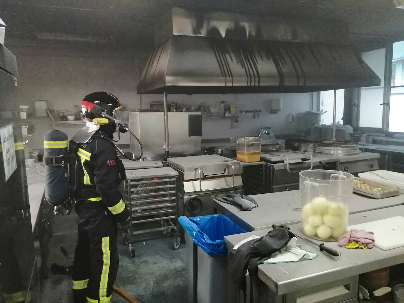 Los bomberos han tenido que sofocar un incendio declarado en el restaurante El Salgar, en Gijón. El fuego se inició en las cocinas del local, que permanece cerrado al público, aunque mantiene los fogones abiertos. Un trabajador del restaurante ha tenido que ser atendida por los servicios de emergencia y, posteriormente, trasladada al Hospital de Cabueñes por quemaduras en un brazo de carácter leve. Además, uno de los bomberos también ha sufrido quemaduras leves en una mano. 