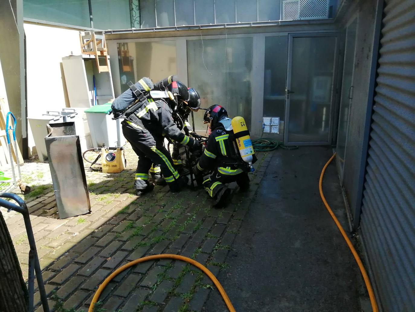 Los bomberos han tenido que sofocar un incendio declarado en el restaurante El Salgar, en Gijón. El fuego se inició en las cocinas del local, que permanece cerrado al público, aunque mantiene los fogones abiertos. Un trabajador del restaurante ha tenido que ser atendida por los servicios de emergencia y, posteriormente, trasladada al Hospital de Cabueñes por quemaduras en un brazo de carácter leve. Además, uno de los bomberos también ha sufrido quemaduras leves en una mano. 