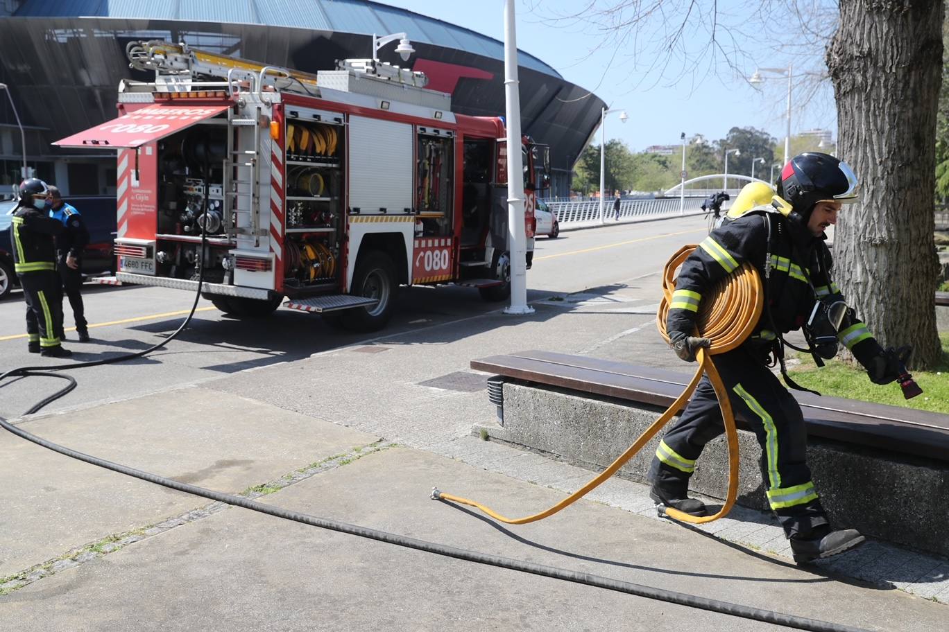 Los bomberos han tenido que sofocar un incendio declarado en el restaurante El Salgar, en Gijón. El fuego se inició en las cocinas del local, que permanece cerrado al público, aunque mantiene los fogones abiertos. Un trabajador del restaurante ha tenido que ser atendida por los servicios de emergencia y, posteriormente, trasladada al Hospital de Cabueñes por quemaduras en un brazo de carácter leve. Además, uno de los bomberos también ha sufrido quemaduras leves en una mano. 