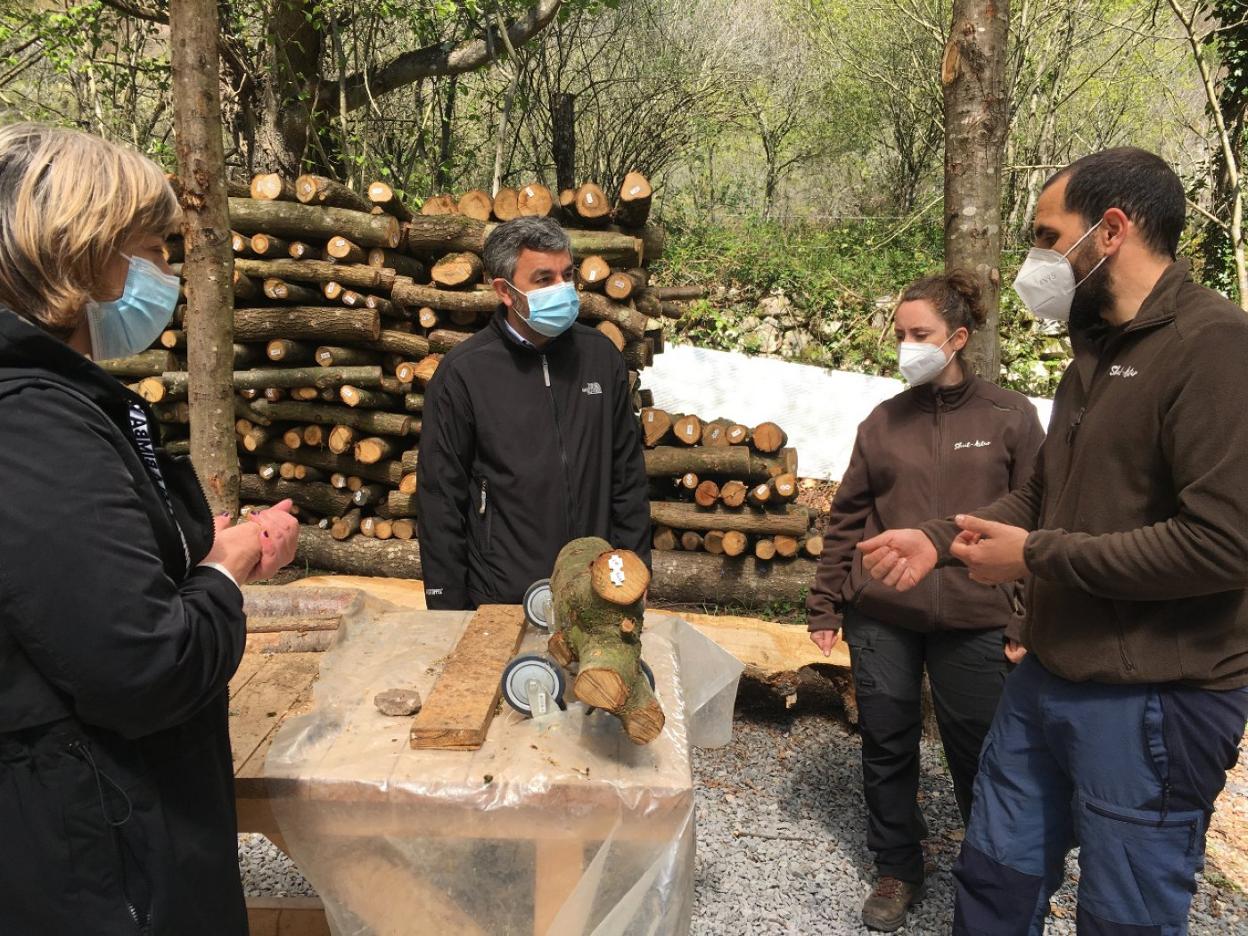 El consejero, en su visita a la explotación de setas shiitake. 