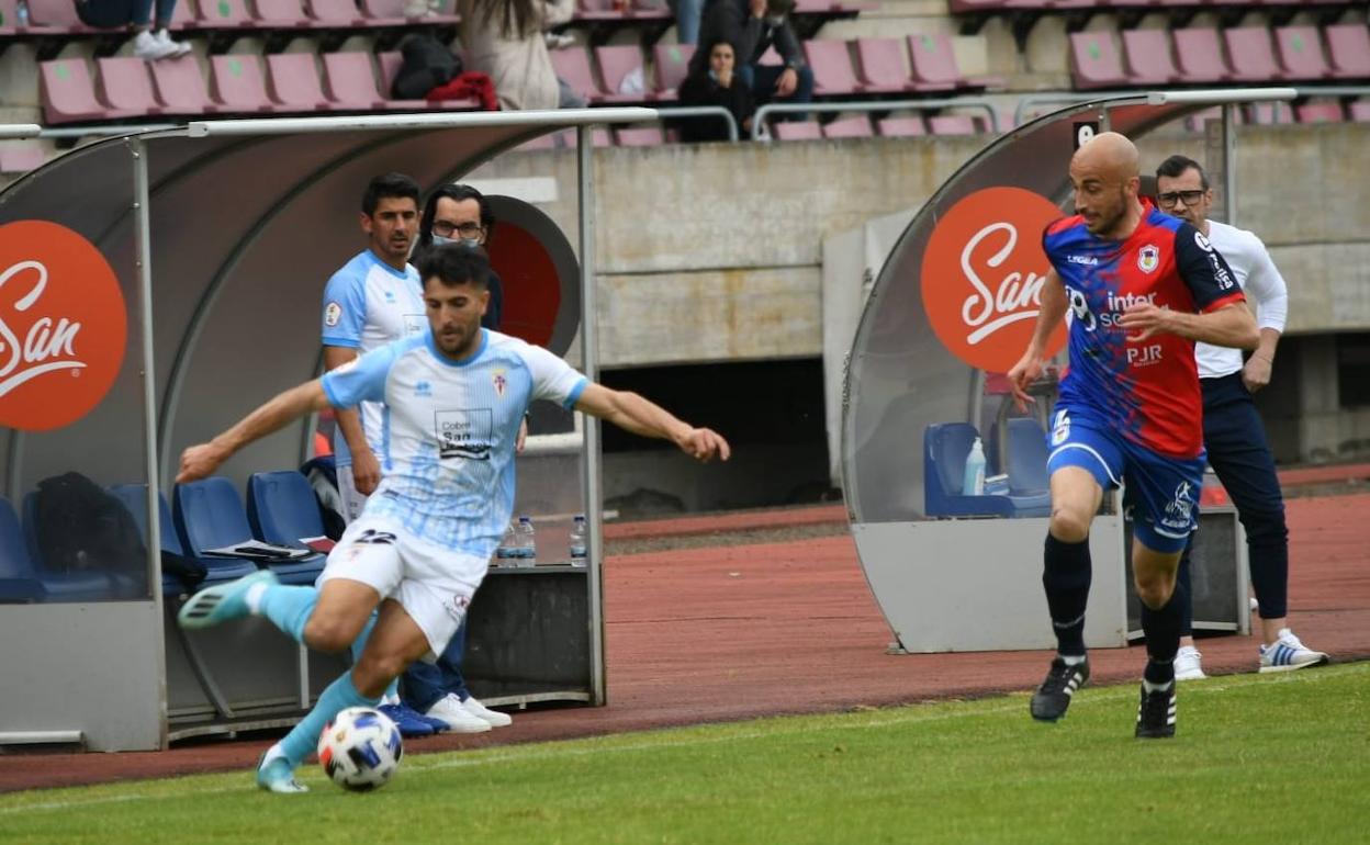 Un polémico penalti rescata un punto para el Langreo en el minuto 97