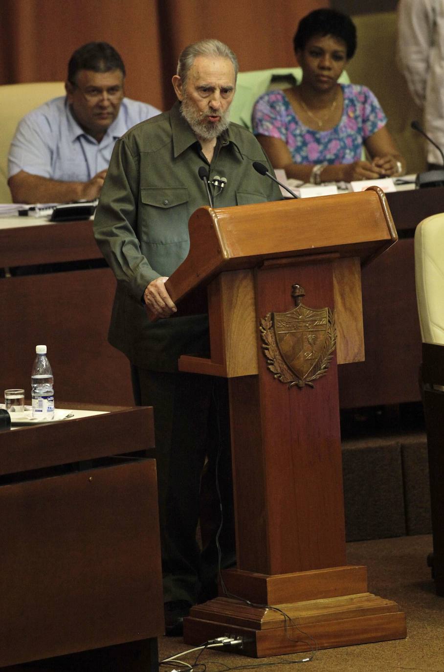 Días después de que Raul Castro anunciara que abandona la dirección de Cuba se cumple una década de la renuncia de Fidel Castro a la dirección del Partido Comunista Cubano, cargo en el que le sucedió su hermano. Un breve recorrido gráfico por los años de gobierno de El Comandante que dirigió durante cinco décadas un país convertido en símbolo con tantos detractores como defensores.