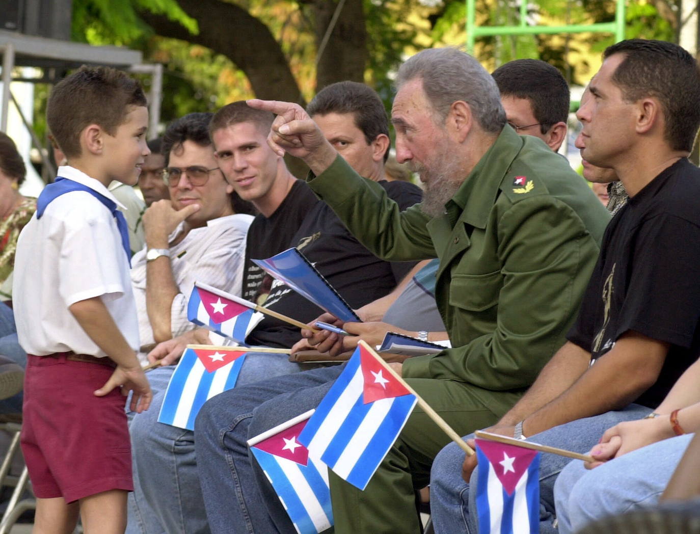 Días después de que Raul Castro anunciara que abandona la dirección de Cuba se cumple una década de la renuncia de Fidel Castro a la dirección del Partido Comunista Cubano, cargo en el que le sucedió su hermano. Un breve recorrido gráfico por los años de gobierno de El Comandante que dirigió durante cinco décadas un país convertido en símbolo con tantos detractores como defensores.