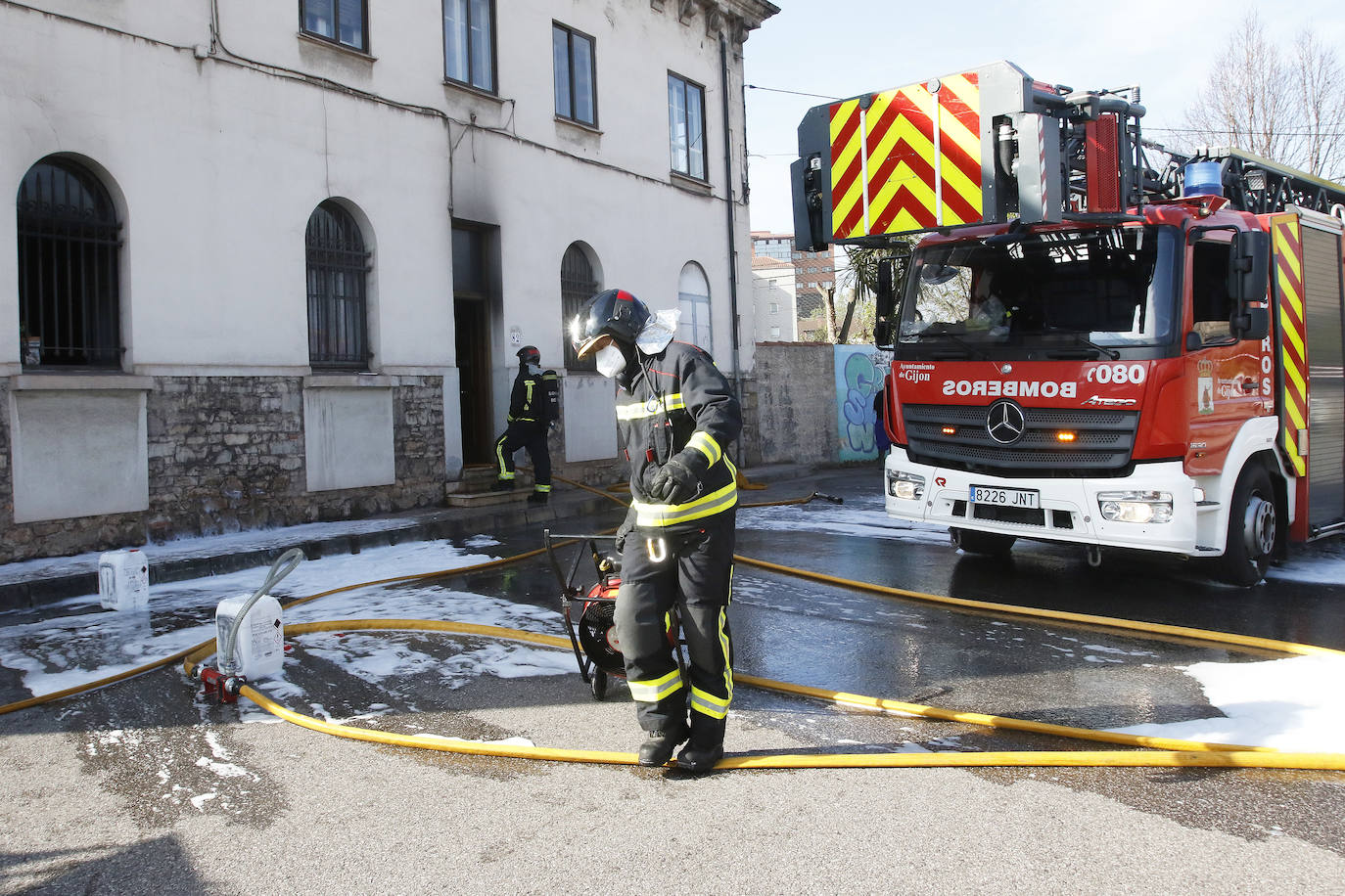 Los Bomberos de Gijón tuvieron que intervenir este lunes para extinguir un incendio originado en la sala de calderas de la Iglesia de Jove, que solo causó daños materiales. El fuego, controlado en apenas media hora, causó fugas de gasóleo del depósito, lo que hizo necesario la utilización de una turba absorbente para hidrocarburos y reparar la conexión del tubo por el que se produjo el escape. 