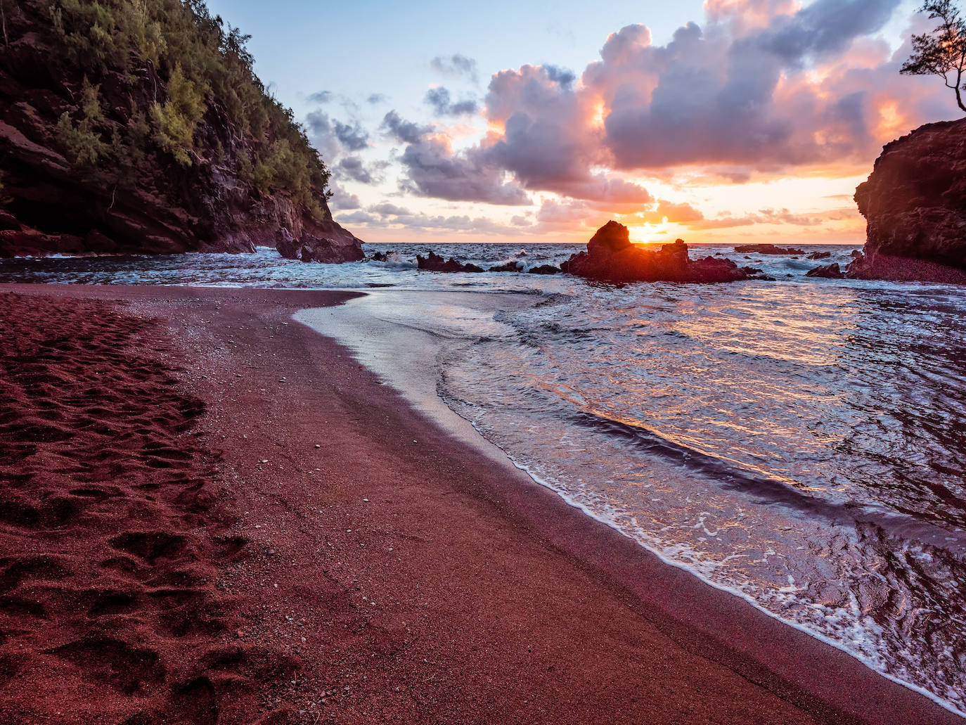 Red Sand Beach (Hawai)