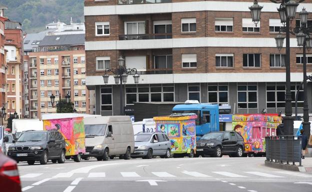 Los feriantes recorren Oviedo en sus camiones para protestar por su cierre