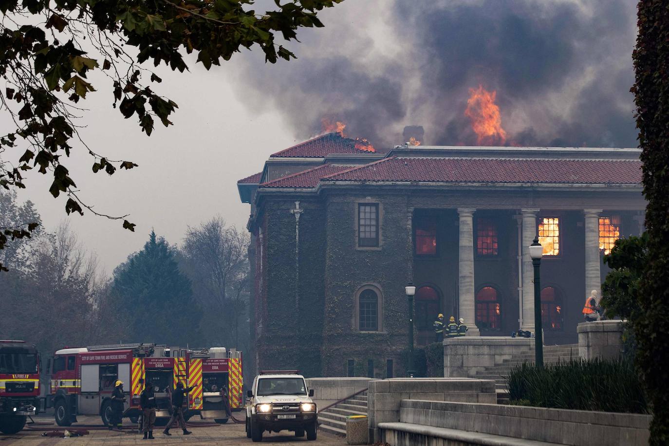 El incendio, que se originó en el Parque Nacional de Table Mountain, arrasó varios inmuebles de la Universidad, entre los que se encontraba la Biblioteca Jagger, con más de 200 años de historia. Los estudiantes y el personal universitario fueron evacuados y llevados a «lugares predeterminados». Hasta cuatro helicópteros y más de 120 bomberos se desplegaron en la montaña para intentar sofocar las llamas, informó el gestor de incendios del Parque Nacional