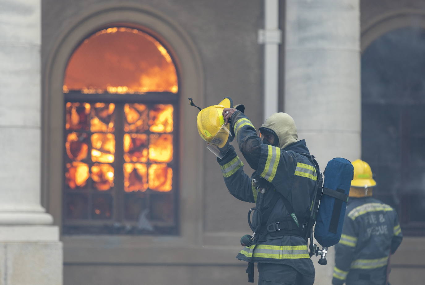 El incendio, que se originó en el Parque Nacional de Table Mountain, arrasó varios inmuebles de la Universidad, entre los que se encontraba la Biblioteca Jagger, con más de 200 años de historia. Los estudiantes y el personal universitario fueron evacuados y llevados a «lugares predeterminados». Hasta cuatro helicópteros y más de 120 bomberos se desplegaron en la montaña para intentar sofocar las llamas, informó el gestor de incendios del Parque Nacional