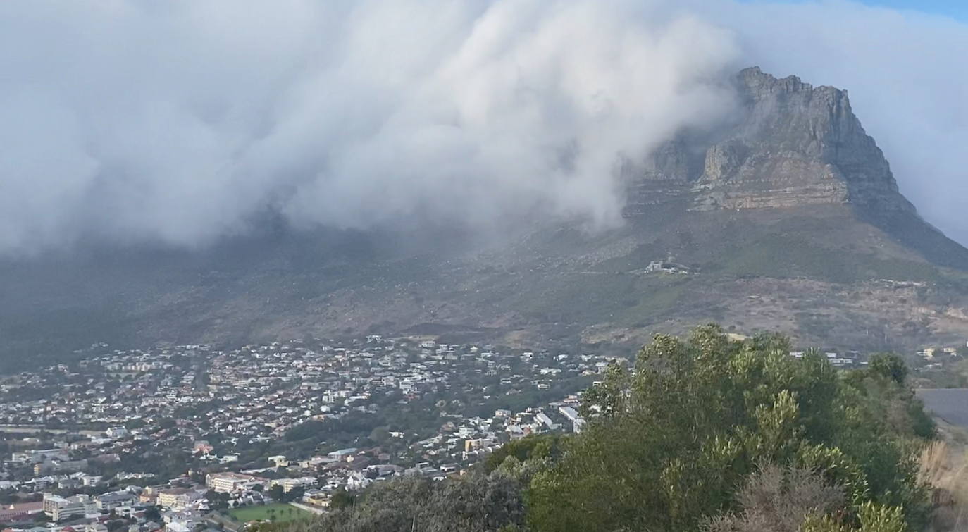 El incendio, que se originó en el Parque Nacional de Table Mountain, arrasó varios inmuebles de la Universidad, entre los que se encontraba la Biblioteca Jagger, con más de 200 años de historia. Los estudiantes y el personal universitario fueron evacuados y llevados a «lugares predeterminados». Hasta cuatro helicópteros y más de 120 bomberos se desplegaron en la montaña para intentar sofocar las llamas, informó el gestor de incendios del Parque Nacional
