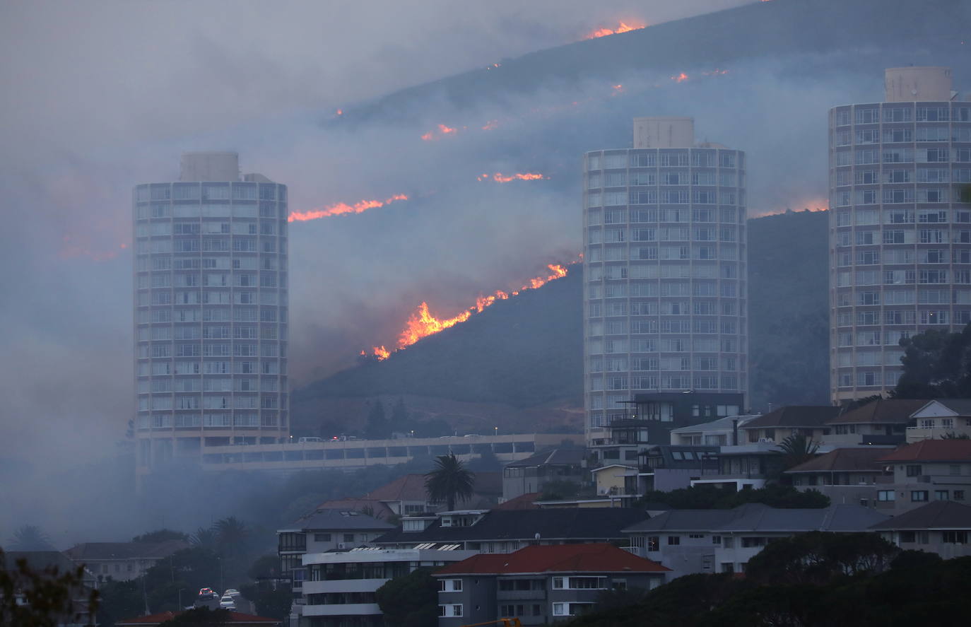 El incendio, que se originó en el Parque Nacional de Table Mountain, arrasó varios inmuebles de la Universidad, entre los que se encontraba la Biblioteca Jagger, con más de 200 años de historia. Los estudiantes y el personal universitario fueron evacuados y llevados a «lugares predeterminados». Hasta cuatro helicópteros y más de 120 bomberos se desplegaron en la montaña para intentar sofocar las llamas, informó el gestor de incendios del Parque Nacional