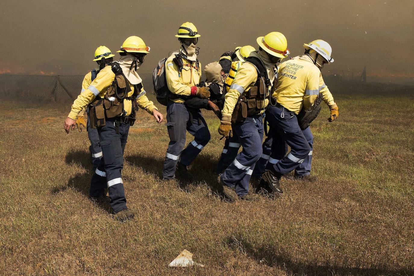 El incendio, que se originó en el Parque Nacional de Table Mountain, arrasó varios inmuebles de la Universidad, entre los que se encontraba la Biblioteca Jagger, con más de 200 años de historia. Los estudiantes y el personal universitario fueron evacuados y llevados a «lugares predeterminados». Hasta cuatro helicópteros y más de 120 bomberos se desplegaron en la montaña para intentar sofocar las llamas, informó el gestor de incendios del Parque Nacional