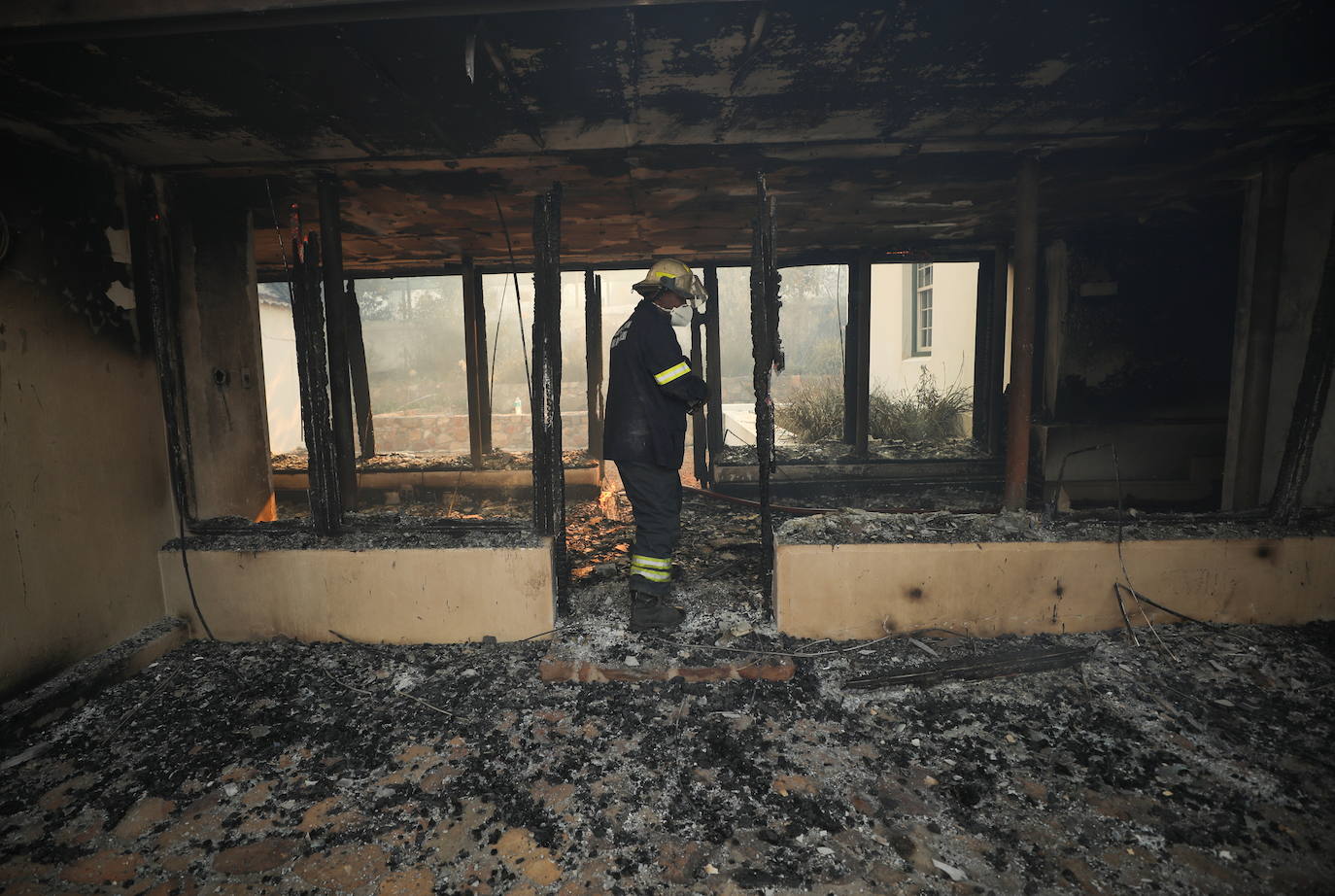 El incendio, que se originó en el Parque Nacional de Table Mountain, arrasó varios inmuebles de la Universidad, entre los que se encontraba la Biblioteca Jagger, con más de 200 años de historia. Los estudiantes y el personal universitario fueron evacuados y llevados a «lugares predeterminados». Hasta cuatro helicópteros y más de 120 bomberos se desplegaron en la montaña para intentar sofocar las llamas, informó el gestor de incendios del Parque Nacional