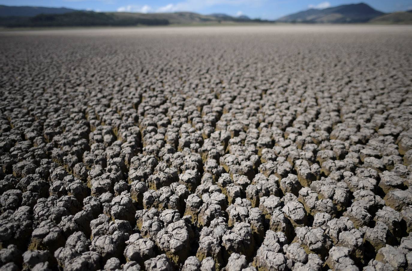 El Día de la Tierra se celebra a nivel internacional el 22 de abril. Su promotor, el senador estadounidense Gaylord Nelson, instauró esta jornada para crear una conciencia común a los problemas de la sobrepoblación, la producción de contaminación, la conservación de la biodiversidad y otras preocupaciones ambientales para proteger el planeta. En las imágenes, una muestra de distintos fenómenos meteorológicos por todo el mundo que nos alertan de la necesidad de cuidar el planeta que habitamos.