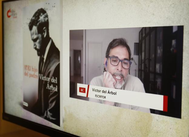 El escritor Victor del Árbol, durante la presentación, de la mano del Aula de Cultura de este periódico. 