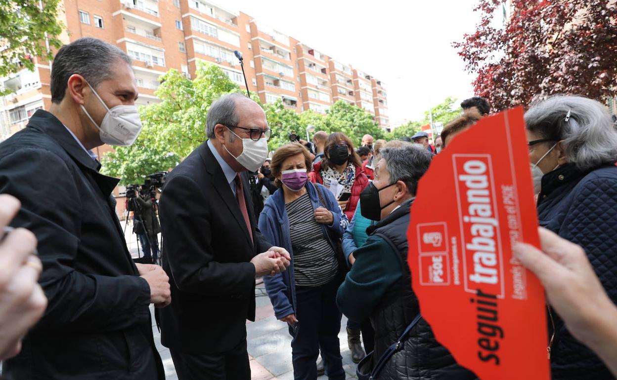 Ángel Gabilondo habla con los vecinos de Leganés (Madrid), ayer, en un acto electoral.