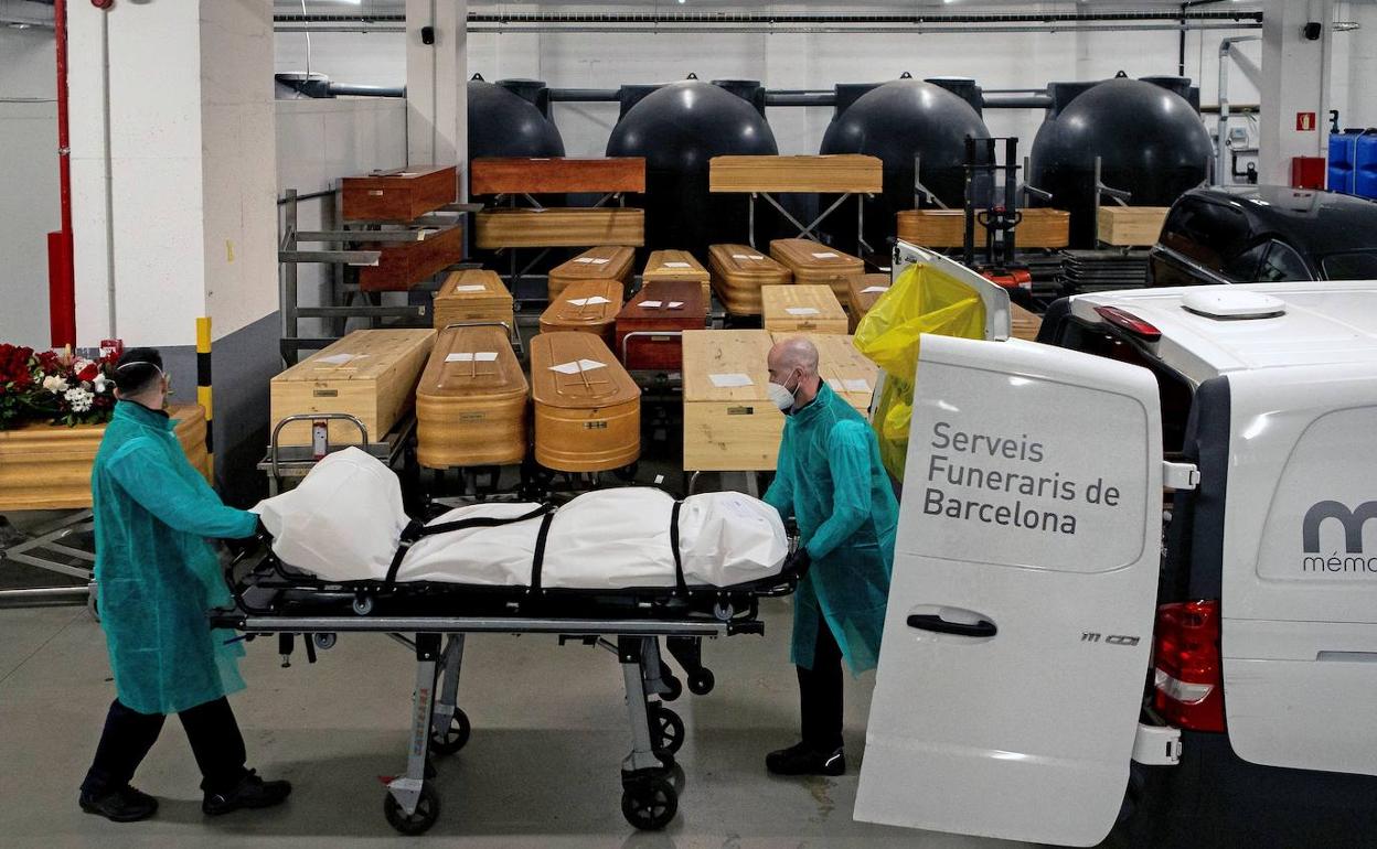 Trabajadores de una funeraria en Barcelona.