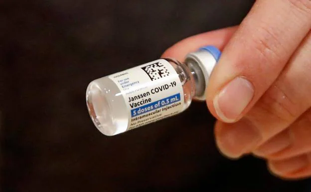 Un vial de la vacuna de Janssen.