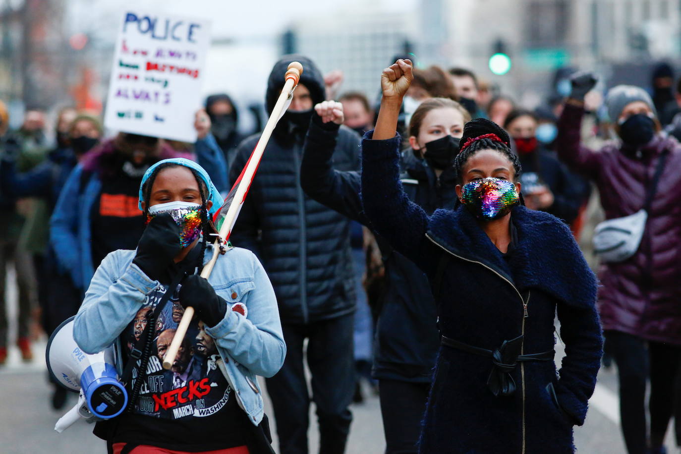 Derek Chauvin, el ex agente de policía acusado de matar al afroamericano George Floyd en mayo pasado en Mineápolis (Minesota, EE.UU.),ha sido declarado culpable de los tres cargos a los que se enfrentaba. El movimiento 'Black lives matter', respaldado con múltiples marchas en las calles de Minneapolis, Denver, Nueva York o Washington.