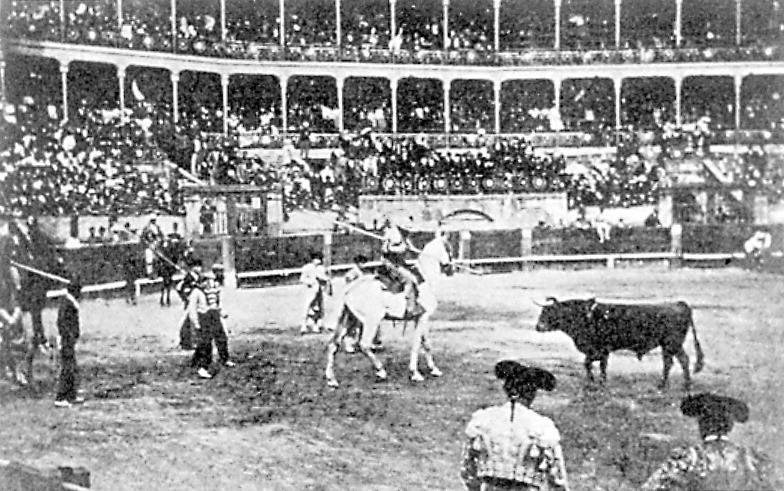 El Bibio se quedó en 2020 por primera vez sin festejos taurinos desde 1941. Fue la única falta en siete décadas. Inaugurada en 1888, la plaza de toros gijonesa ha vivido muy pocos años de sequía a lo largo de su historia. Por diferentes circunstancias, incluido el paréntesis de la Guerra Civil, no hubo corridas en 1915, 1936, 1937, 1938, 1939 y 1940. Para 2021, el Ayuntamiento ya ha mostrado su «total colaboración» para retomar la Feria de Nuestra Señora de Begoña, aunque sea en un formato más reducido. Imagen de 1910.