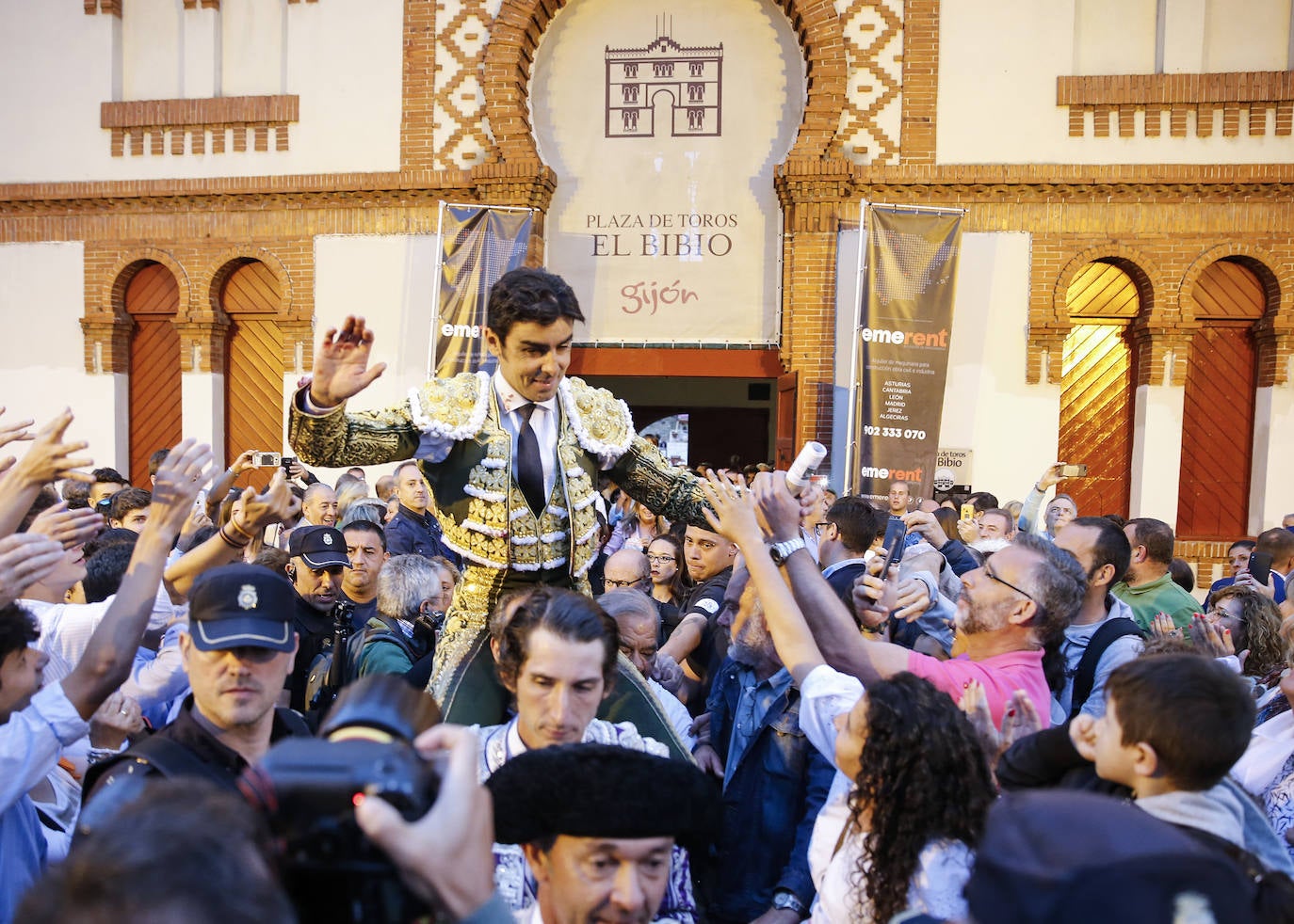El Bibio se quedó en 2020 por primera vez sin festejos taurinos desde 1941. Fue la única falta en siete décadas. Inaugurada en 1888, la plaza de toros gijonesa ha vivido muy pocos años de sequía a lo largo de su historia. Por diferentes circunstancias, incluido el paréntesis de la Guerra Civil, no hubo corridas en 1915, 1936, 1937, 1938, 1939 y 1940. Para 2021, el Ayuntamiento ya ha mostrado su «total colaboración» para retomar la Feria de Nuestra Señora de Begoña, aunque sea en un formato más reducido. 2018. Imagen de 2019.