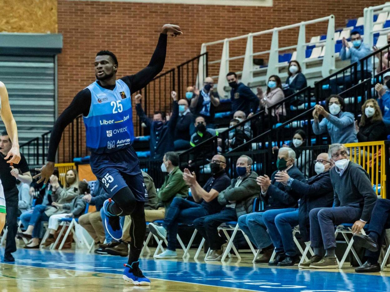 Norelia celebra una canasta durante el último encuentro disputado por el Liberbank Oviedo en Pumarín. 