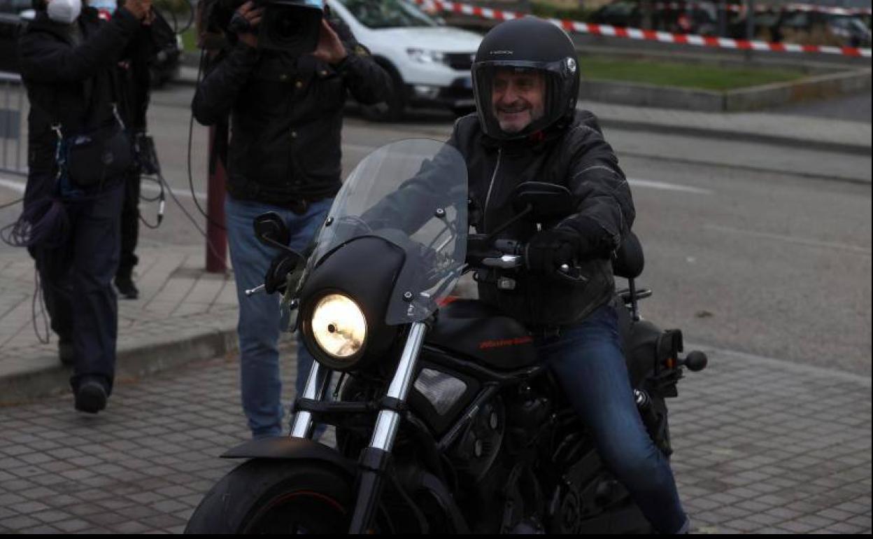 El candidato de Cs a la Comunidad de Madrid, Edmundo Bal, llega en moto al debate.