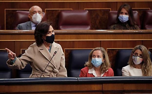 La vicepresidenta Primera del Gobierno, Carmen Calvo, interviene en la sesión de control al Gobierno.
