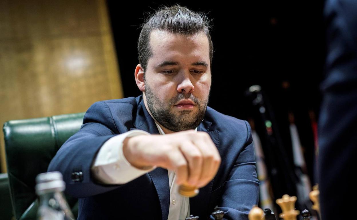 El gran maestro internacional ruso Ian Nepómniachtchi, líder del torneo.