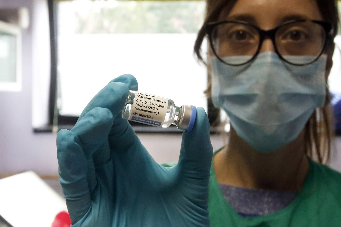 Asturias comenzó este jueves a administrar las primeras 3.150 dosis de Janssen recepcionadas el miércoles. Y lo ha hecho en las áreas sanitarias IV y V, con cabeceras en Oviedo y Gijón respectivamente.