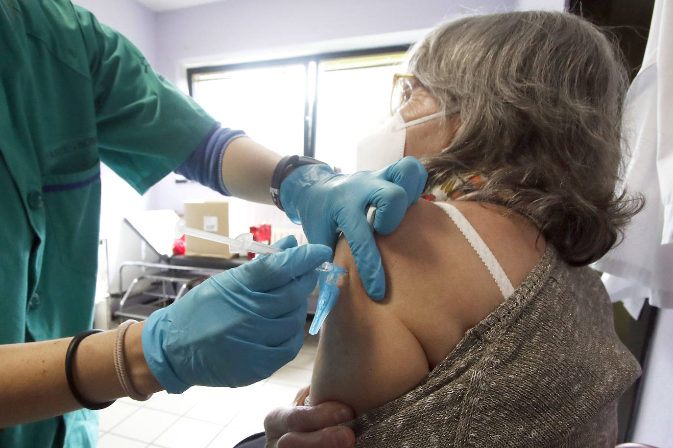 Asturias comenzó este jueves a administrar las primeras 3.150 dosis de Janssen recepcionadas el miércoles. Y lo ha hecho en las áreas sanitarias IV y V, con cabeceras en Oviedo y Gijón respectivamente.