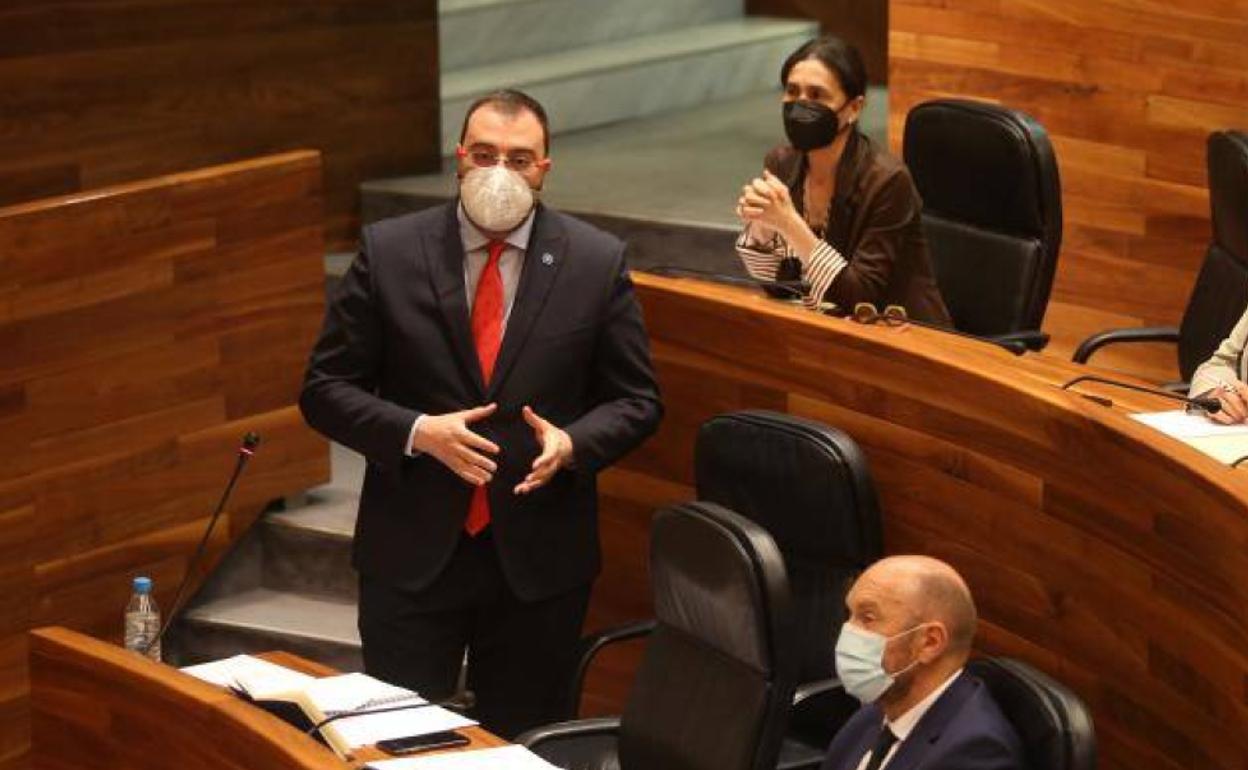 Adrián Barbón, en el pleno de la Junta.