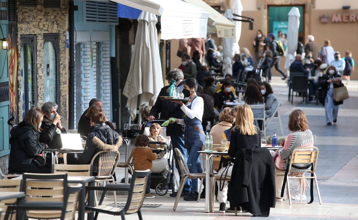 Terrazas de Oviedo repletas de gente este jueves.