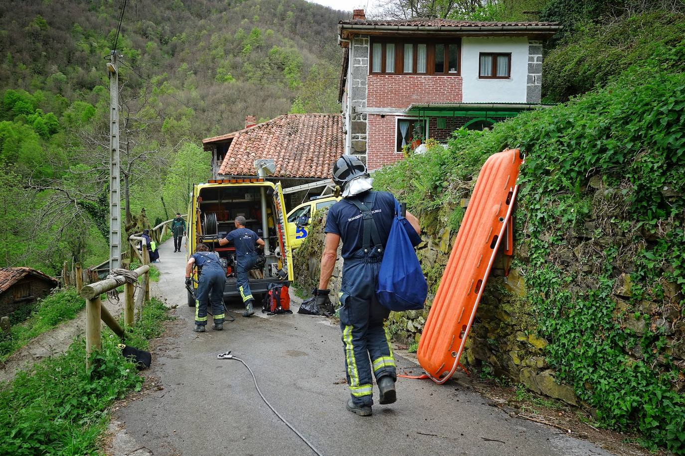 Un hombre de 55 años falleció este viernes en la localidad pongueta de Viboli cuando uno de los troncos con los que trabajaba cayó sobre él, golpeándole en la cabeza.