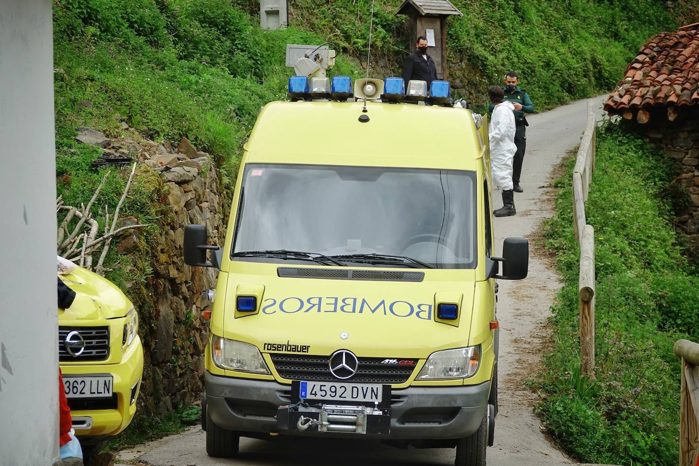 Un hombre de 55 años falleció este viernes en la localidad pongueta de Viboli cuando uno de los troncos con los que trabajaba cayó sobre él, golpeándole en la cabeza.