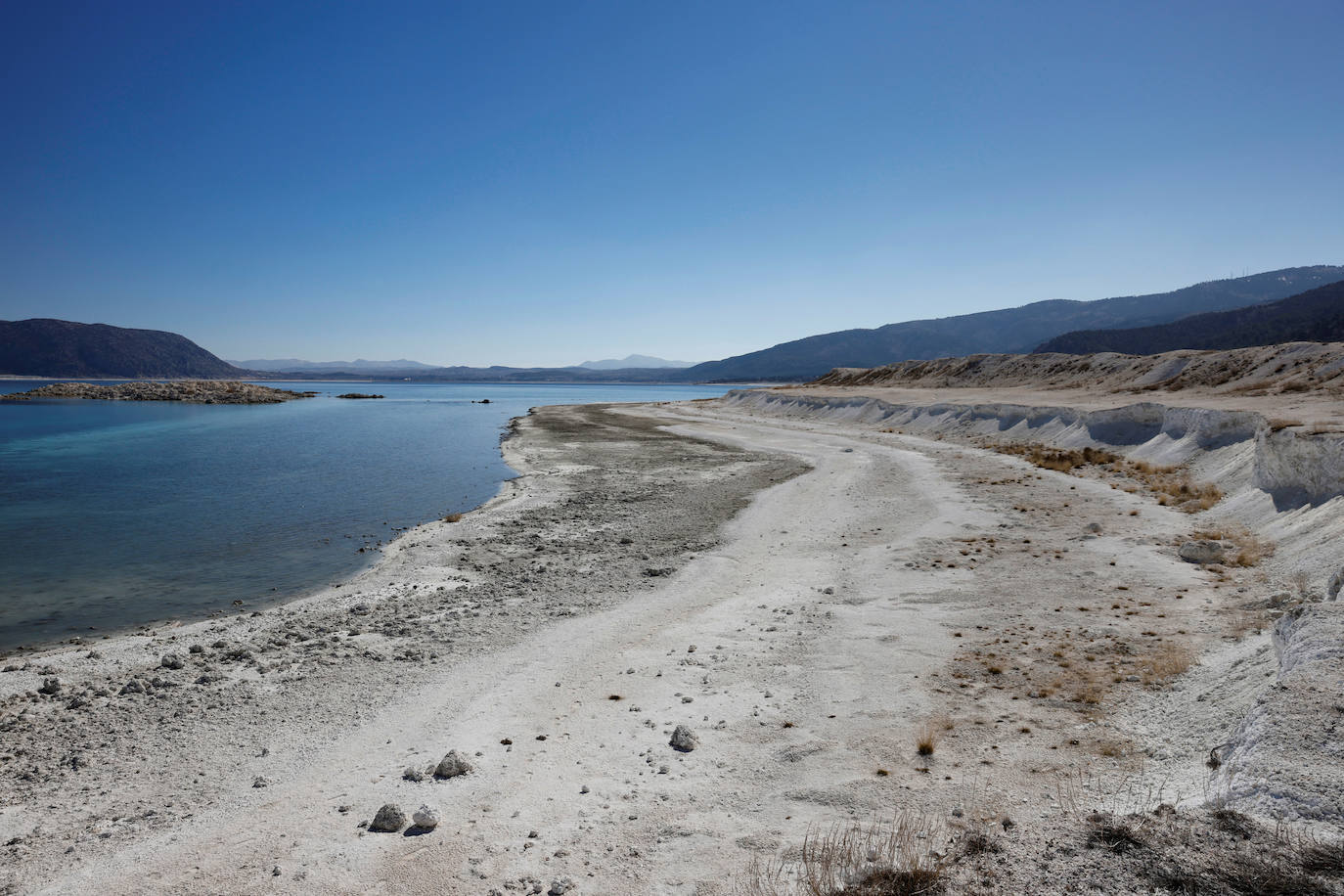 Un lago de unos 40 kilómetros cuadrados en el suroeste de Turquía ha atraído la atención de los científicos por las similitudes que ven con el cráter Jezero de Marte, donde aterrizó el explorador Perseverance de la NASA. Los investigadores creen que el lago Salda, en la provincia de Burdur, comparte características minerales y geológicas similares al cráter Jezero