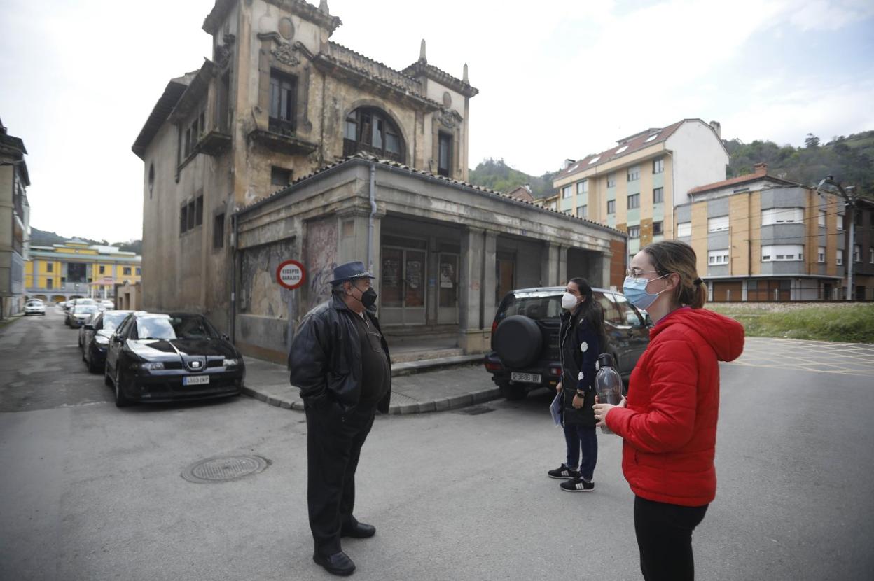 Manuel Turrado conversa con dos vecinas sobre el centro de salud en el lugar donde se construirá. 