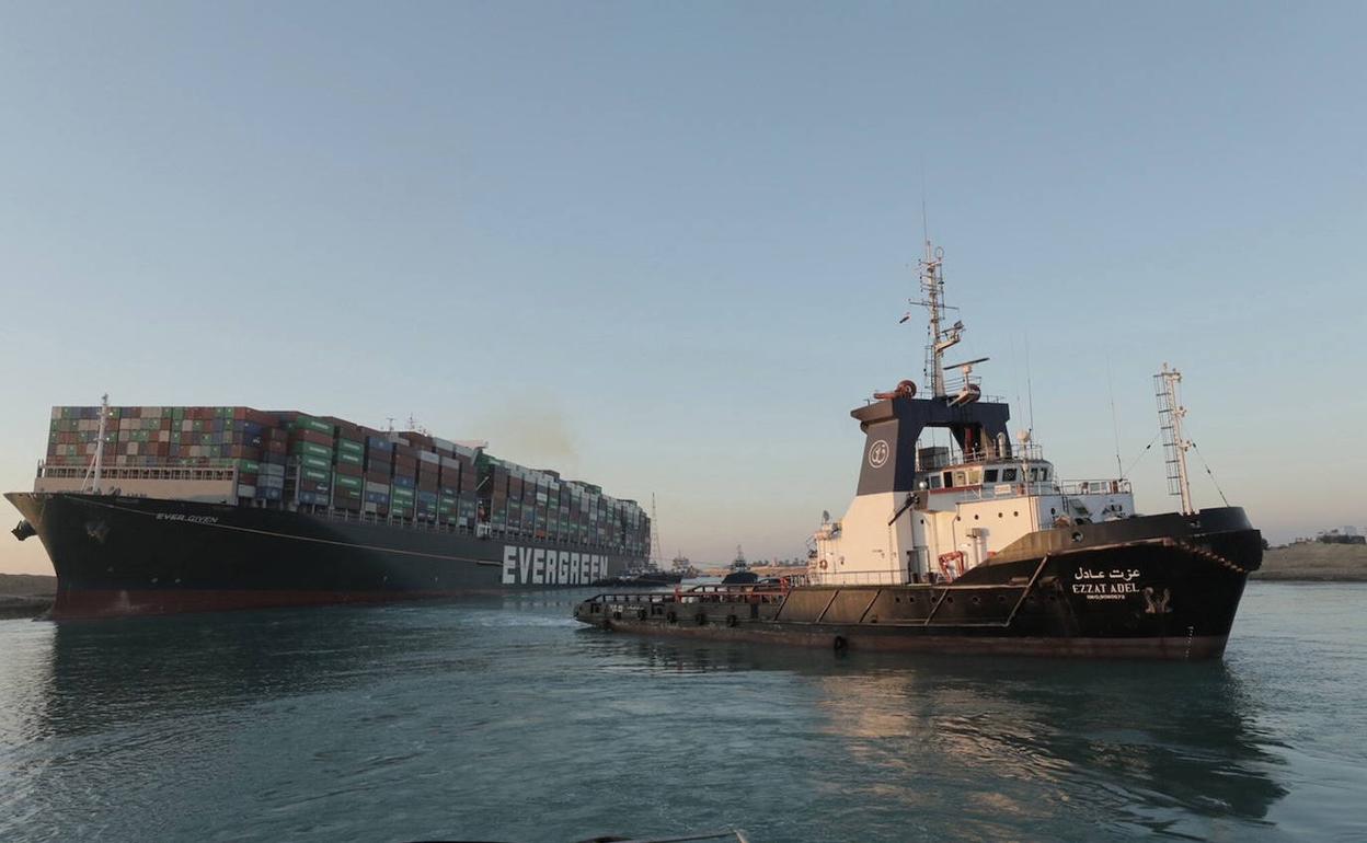 El barco Ever Given durante las tareas de rescate para liberarlo después de que encallara en el Canal de Suez