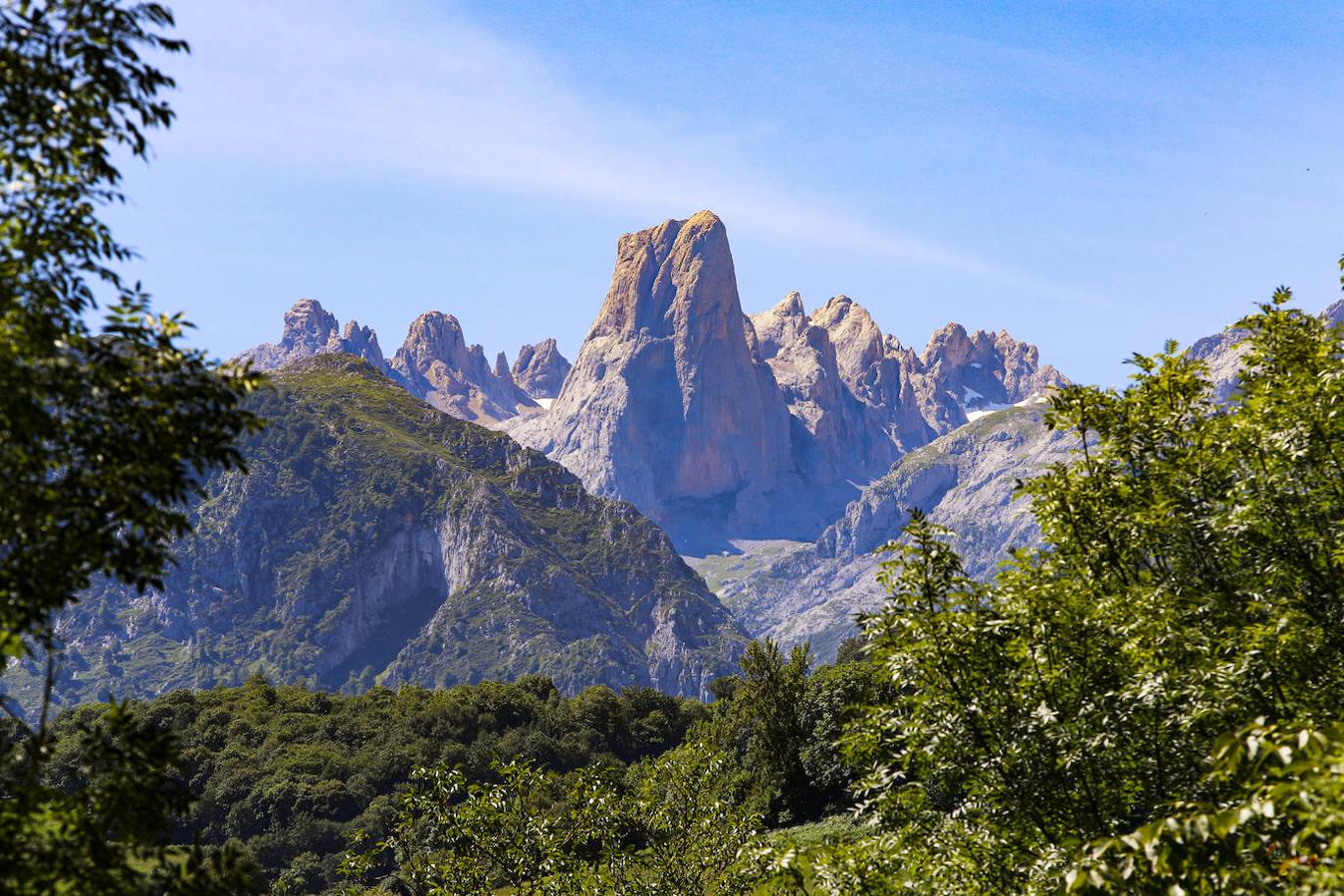 Parque Nacional de Picos de Europa: En el Parque Nacional de Picos de Europa se encuentran las cumbres más altas de la Cordillera Cantábrica y la inmensa belleza del Picu Urriellu con sus 2.519 metros de altitud. Un tortuoso paraje de caliza que conforma esta maravilla natural y que se divide en los tres macizos principales limitados por valles y gargantas, que han sido resultado del paso erosionador de los glaciares y el agua de los ríos. En concreto el macizo occidental fue declarado parque nacional el 24 de julio de 1918 por Alfonso XIII bajo el nombre de “Parque nacional de la Montaña de Covadonga”, siendo el primer espacio protegido del país. Su extensión se amplió en 1995 a 64.660 hectáreas y finalmente el 3 de diciembre de 2014 se amplió hasta las 67.127 actuales.