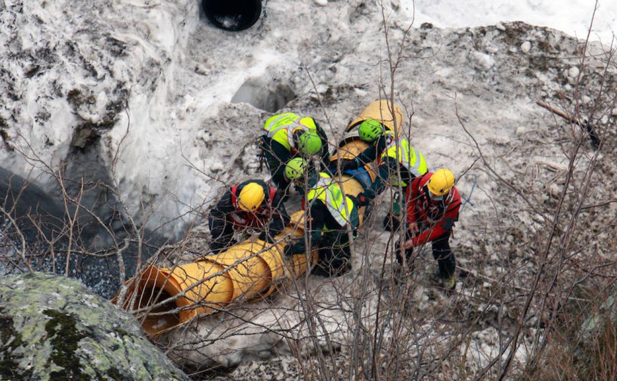 Los servicios de emergencia durante las labores de rescate.