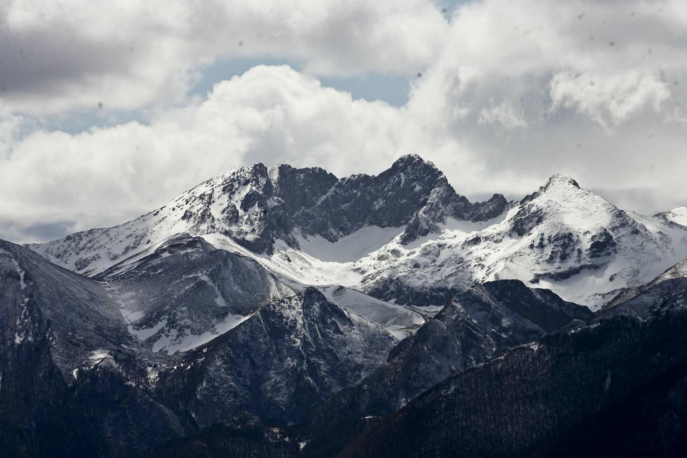 Sierra del Aramo: Montes, ríos, bosques de castaños, hayas, cuevas, pueblos de montaña repletos de historia y con una riquísima etnografía, praderías… Todo esto representa el paisaje protegido de la Sierra del Aramo. Una importante sierra situada en la zona central de Asturias con una extensión de 15 km y con origen en la Cruz de Viesca, límite de Quirós y Lena. Su altitud máxima la encontramos en el Pico Gamoniteiro con 1.788 m. El Picu Xistras, el Barriscal, el Moncuevu, La Gamonal o Col.lamenta, también son otros de los picos más conocidos por encima de los mil setecientos metros de altura. El Plan de Ordenación de los Recursos Naturales de Asturias lo estableció en 1994 como integrante de la Red Regional de Espacios Naturales Protegidos.